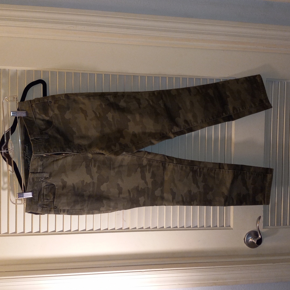 Universal thread Camo skinny crop pants